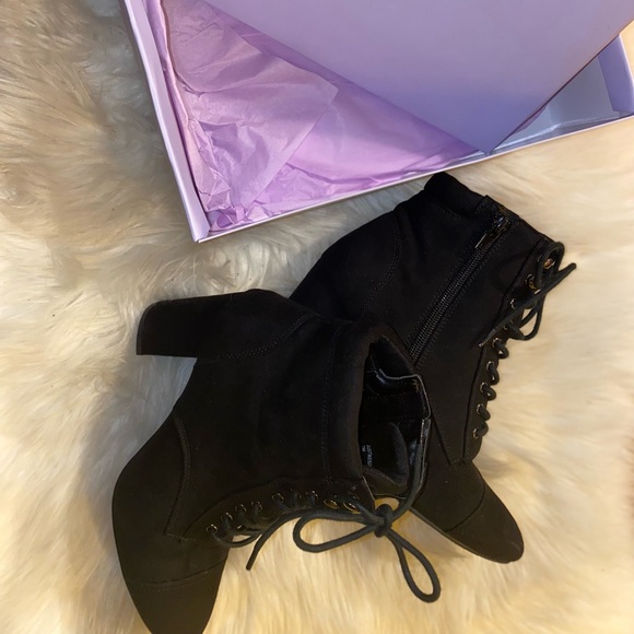 Shoes/Booties - Picture 9 of 9